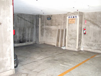 芳村歯科医院の駐車スペースは右奥です。
